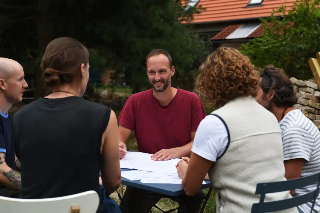 Erik Pfauth im Gespräch mit einer Baugruppe – Projektsteuerung für gemeinschaftliche Wohnprojekte