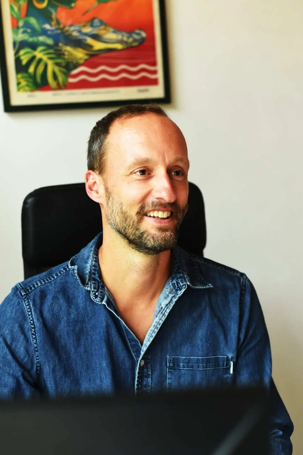 Erik Pfauth sitzt am Schreibtisch und arbeitet als Projektsteuerer